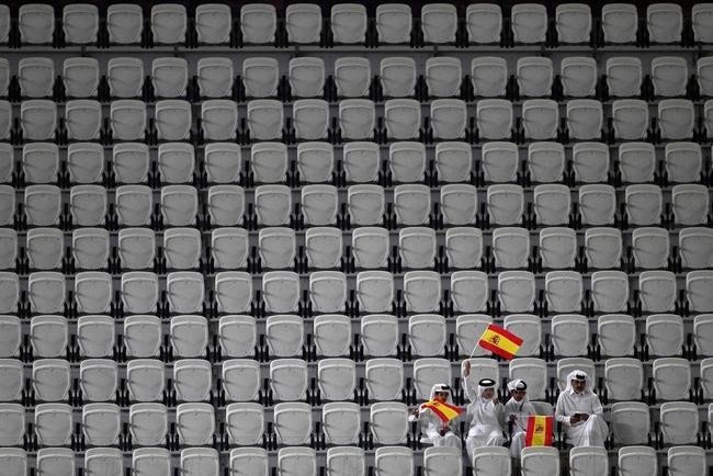 Torcedores de Espanha e Costa Rica no jogo pela Copa do Mundo.