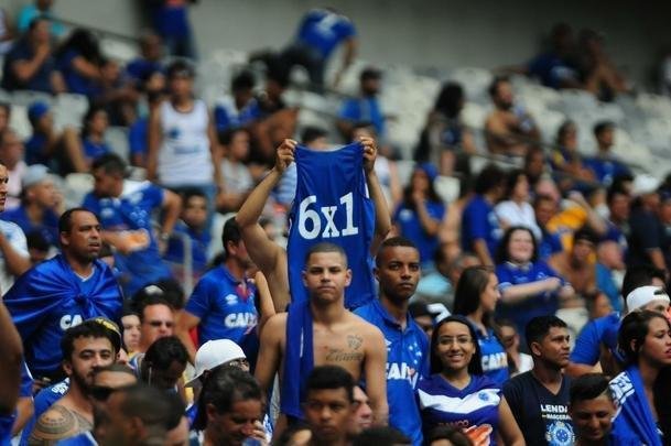 Fotos das torcidas de Cruzeiro e Atltico no Mineiro