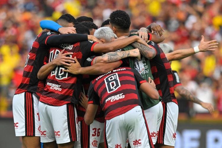 Flamengo ergue a taa de tricampeo da Copa Libertadores. Na final, venceu o Athletico por 1 a 0, em Guayaquil, com gol de Gabigol