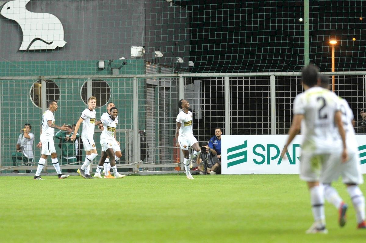 Sport virou no final, com Guilherme, de pnalti, e Hyuri em contragolpe fatal: 2 a 1 para o Leo
