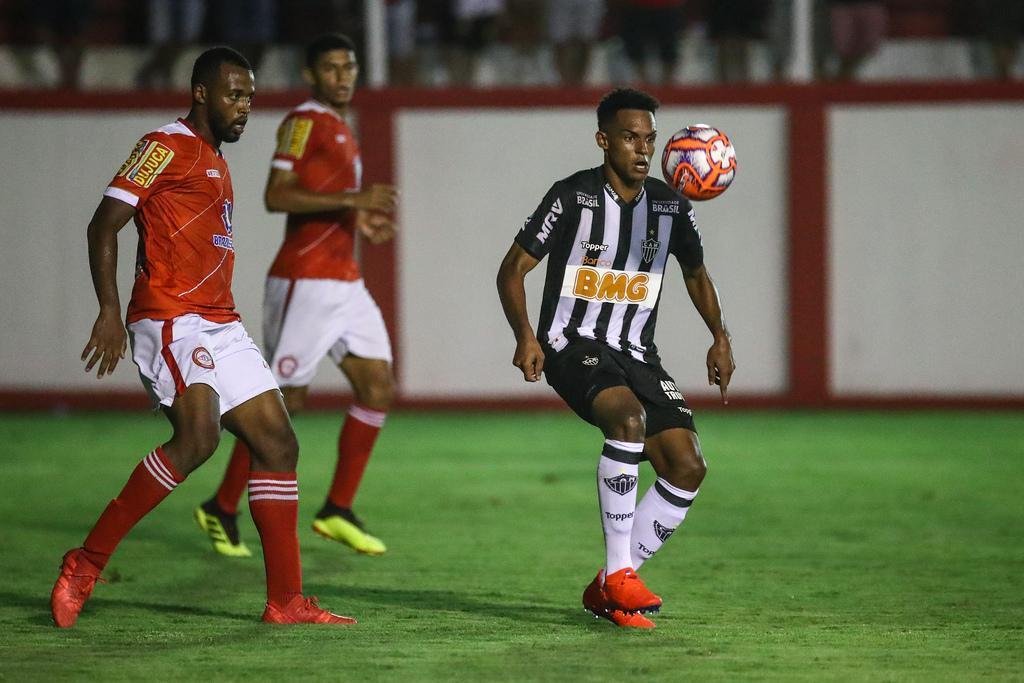 Veja imagens do jogo entre Tombense e Atltico