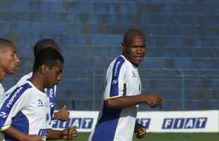 Fotos do zagueiro Joo Carlos em suas passagens pelo Cruzeiro, entre 1996 e 2001