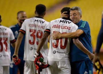 Time rubro-negro pisou no gramado do Monumental de Guayaquil com 11 ausências