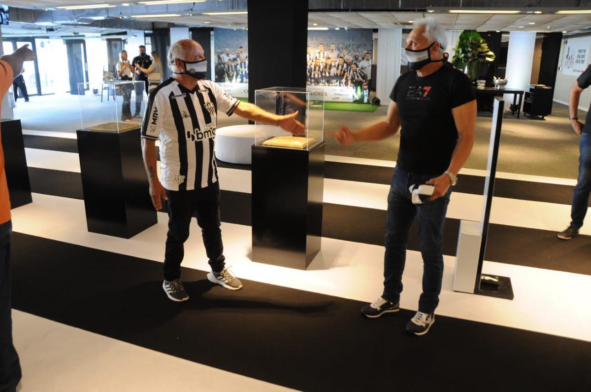 Ronaldinho participou de evento de patrocinador do Atltico no Mineiro e encontrou com jogadores da atualidade, como Rafael e Marquinhos, e dolos do passado, casos de Reinaldo, der Aleixo e Dad Maravilha