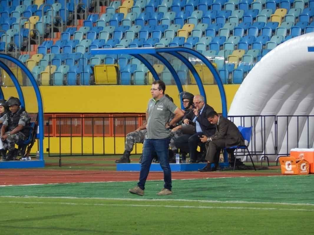 Imagens do duelo entre Gois e Amrica, com portes fechados no Estdio Olmpico