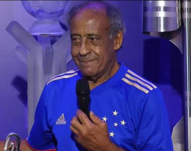 Cruzeiro lançou oficialmente sua nova camisa do ano do centenário nesta quinta-feira com a presença do ídolo histórico Dirceu Lopes e apresentação de Gustavo Nolasco, colunista do Superesportes e do Estado de Minas