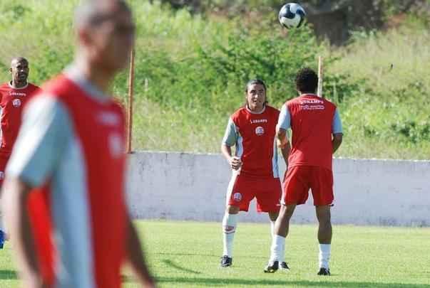 A contratao de Daniel 'Chucky' Gonzlez foi uma das mais desgastantes novelas envolvendo Sport e Nutico. O meia chileno chegou a ser dado como certo pelo Leo da Ilha, que disputaria a Copa Libertadores daquele ano, mas terminou preferindo o Timbu. Ele no teve, contudo, uma passagem muito marcante peo futebol pernambucano. Ficou no Timbu menos de um ano, e no conseguiu mostrar um futebol  altura das expectativas. Saiu do clube para voltar ao futebol chileno.