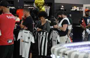 Primeiro dia de vendas da nova coleção Adidas, do Atlético, teve movimento intenso de torcedores na Loja do Galo do bairro de Lourdes, em Belo Horizonte