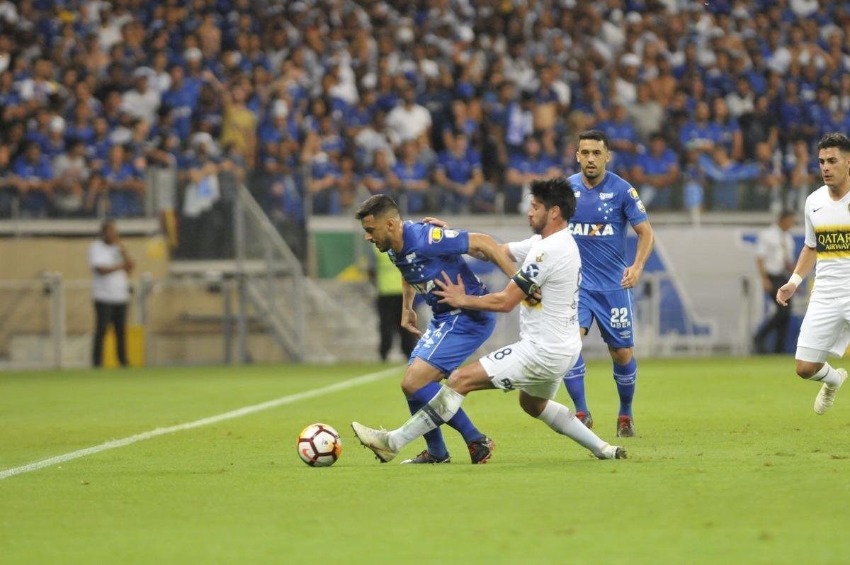 Lances do primeiro tempo de Cruzeiro e Boca Juniors, no Mineiro, pela Copa Libertadores