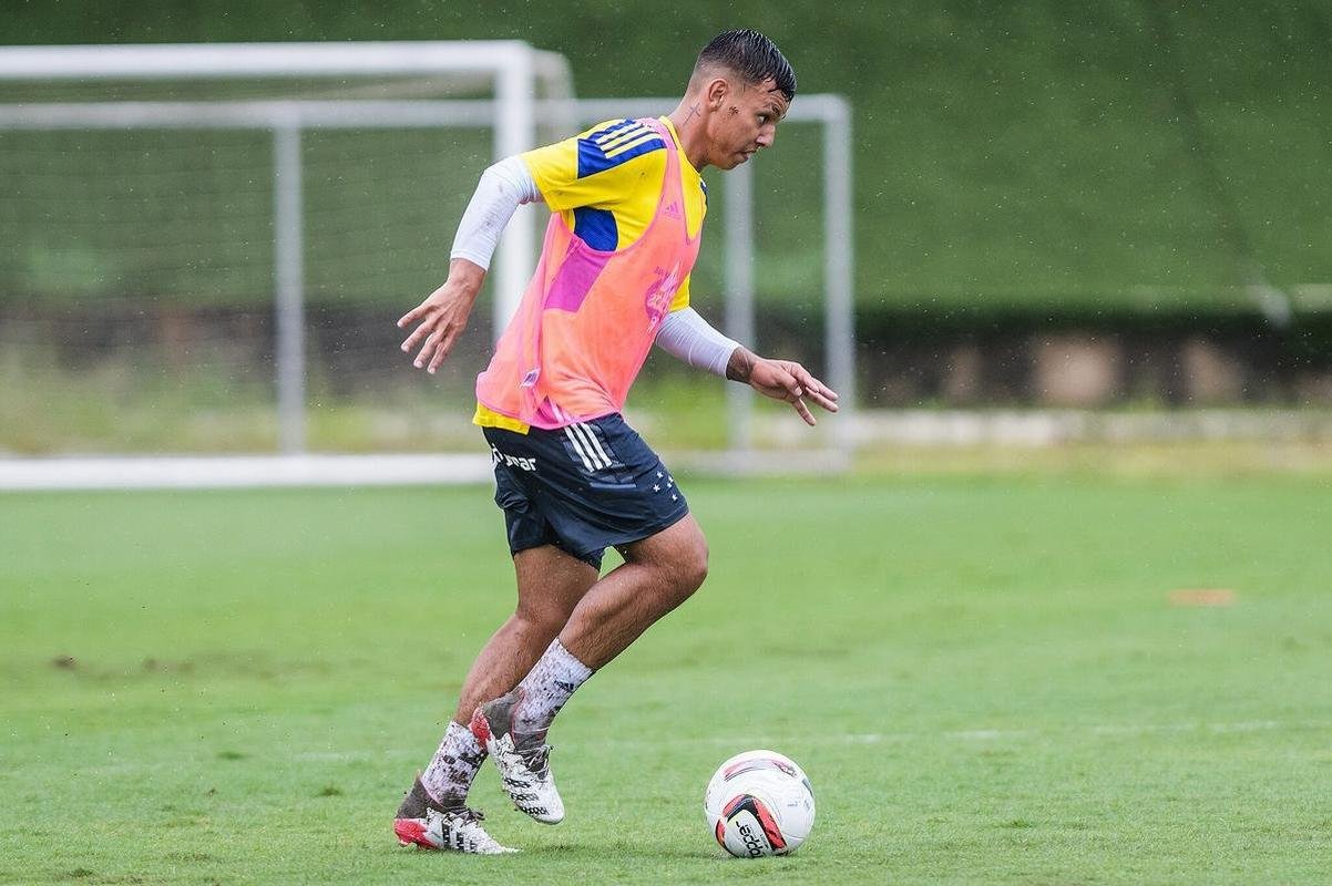 Imagens do treino do Cruzeiro neste sbado (8), sob forte chuva, na Toca da Raposa II, em Belo Horizonte