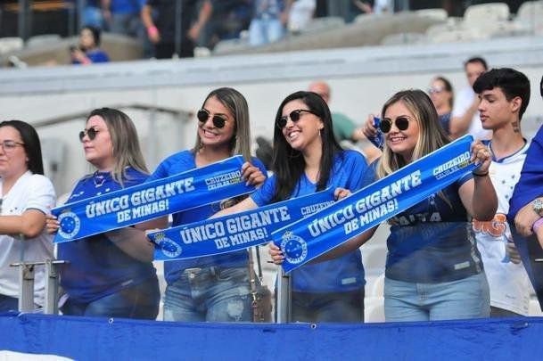 Fotos da torcida do Cruzeiro no clássico contra o Atlético, no Mineirão, pela 32ª rodada do Campeonato Brasileiro 2019