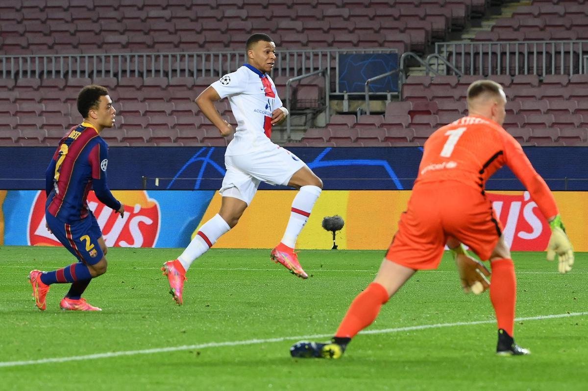 Fotos do duelo entre Barcelona e Paris Saint-Germain, no Camp Nou, em Barcelona, pela ida das oitavas de final da Liga dos Campees da Europa