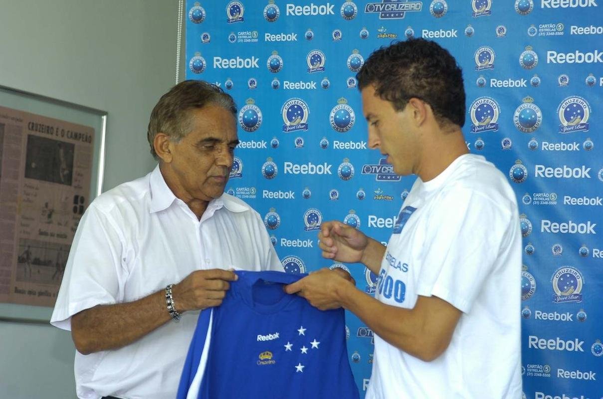 03/02/2009 - Benecy Queiroz na apresentao do zagueiro Gustavo