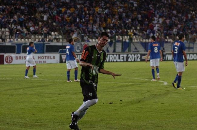 Na primeira partida da semifinal do Campeonato Mineiro de 2012, o Amrica superou o Cruzeiro por 3 a 2, na Arena do Jacar, em Sete Lagoas. Gabriel Santos, Rodriguinho e Alessandro marcaram os gols do Coelho na oportunidade.