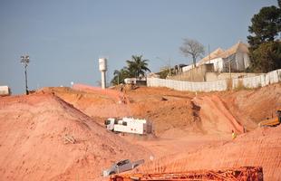 Novas fotos da construo da Arena MRV, estdio do Atltico, no bairro Califrnia, em Belo Horizonte. Nos arredores, curiosos fazem o que podem para ver o andamento das obras. (Alexandre Guzanshe/EM/D.A Press)