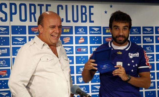 Gerente Valdir Barbosa e agente Gabriel o Pensador apresentaram meia Gabriel Xavier na Toca