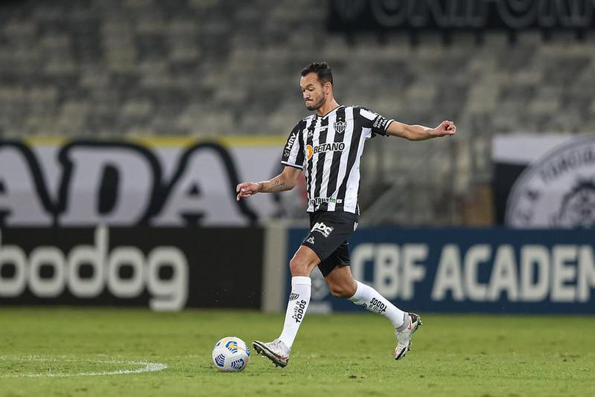 Fotos do gramado do Mineiro em condies ruins