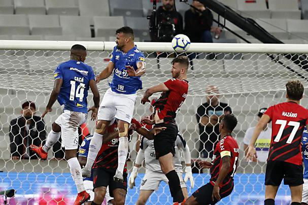 Fotos do empate por 0 a 0 entre Athletico-PR e Cruzeiro na Arena da Baixada, em Curitiba, pela 31ª rodada do Campeonato Brasileiro; cruzeirense Sassá foi expulso na etapa final