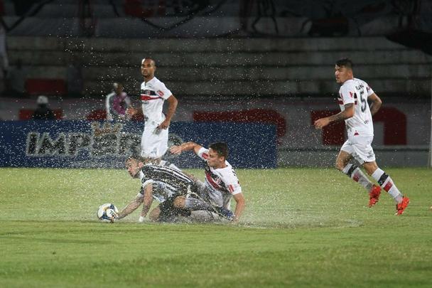 Santa Cruz e Botafogo-PB se enfrentaram pela 12ª rodada da Série C do Campeonato Brasileiro para se manterem na briga pelo G4