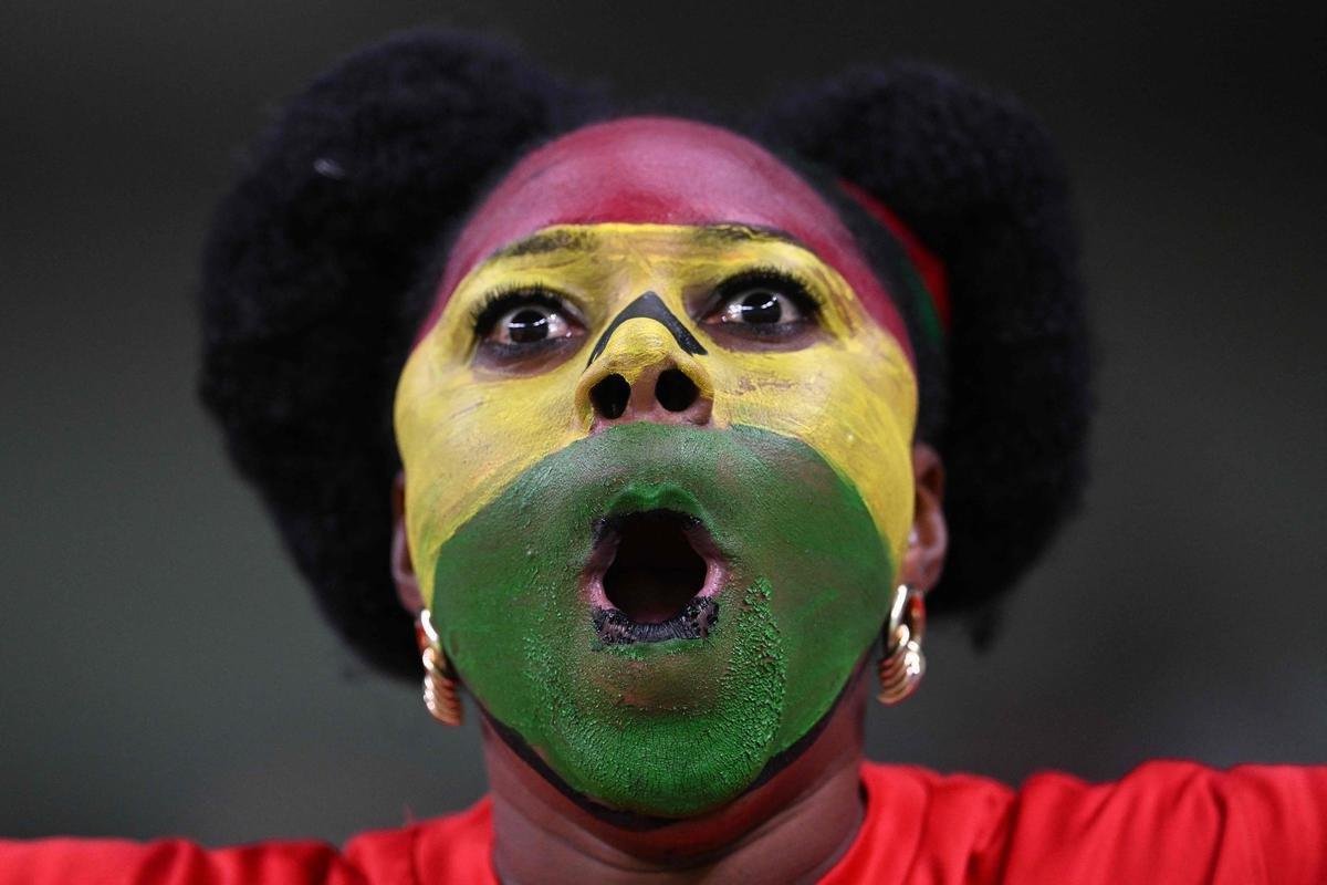 Ganeses e uruguaios acompanham partida pelo Grupo H da Copa do Mundo 