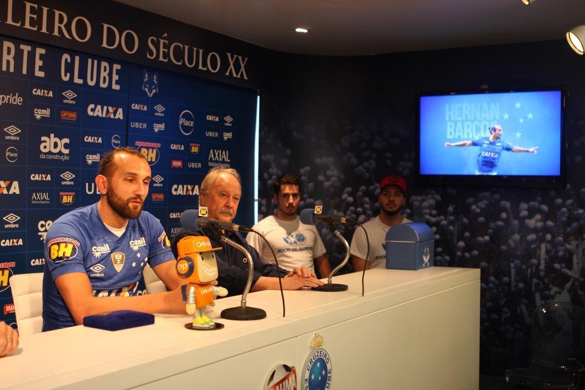 Atacante Barcos, o 'Pirata', vestiu a camisa 28 do Cruzeiro e falou sobre desejo de conquistar muitos ttulos