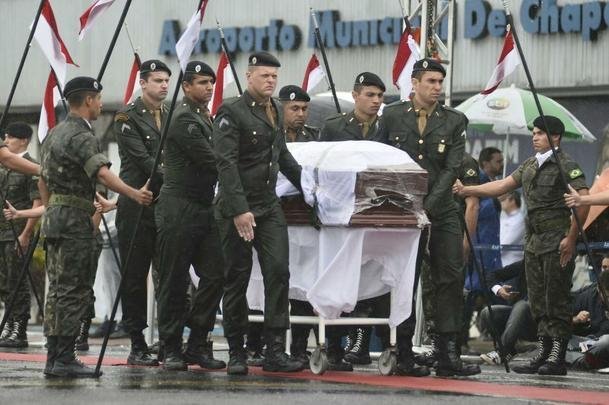 Honras militares na chegada das vítimas ao Aeroporto de Chapecó. Presidente Michel Temer esteve presente