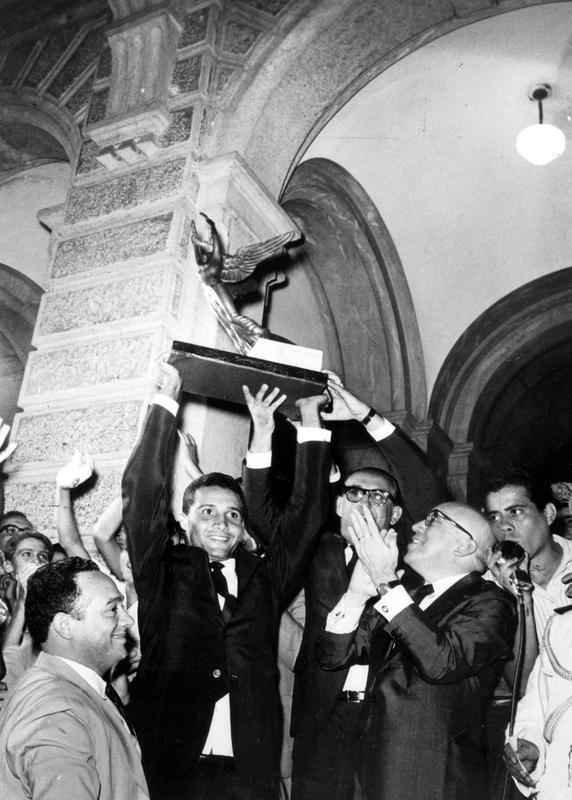 23/02/1963 - Seleo Mineira de Futebol, que venceu o Campeonato Brasileiro de Futebol,  recebida em Belo Horizonte pelo governador Magalhes Pinto. O capito da equipe, Procpio, ergue a taa e posa para fotos. A Seleo Mineira sagrou-se campe vencendo a Seleo do Rio de Janeiro por 2 a 1, no Maracan, no Rio de Janeiro.