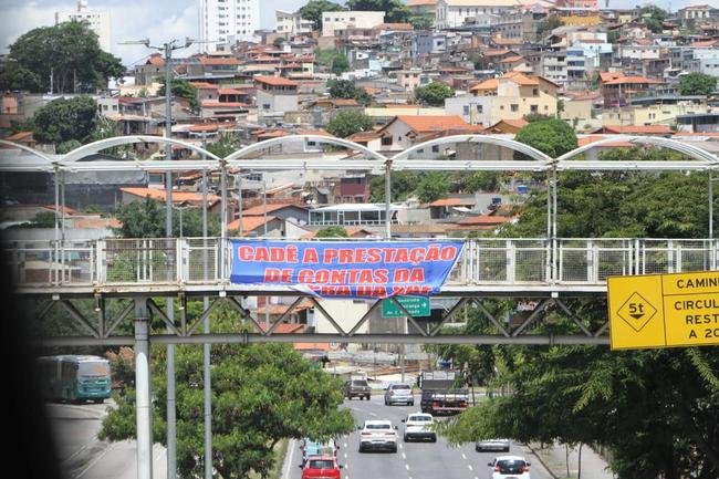 Faixas crticas  gesto de Ronaldo no Cruzeiro so estendidas em viaduto e passarela em dois pontos da avenida Antnio Carlos, em Belo Horizonte 