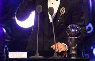Luka Modric discursa aps ser eleito, pela primeira vez, o melhor jogador do mundo. Crosta, de 33 anos, quebra dinastia de Cristiano Ronaldo e Lionel Messi na premiao The Best, da Fifa