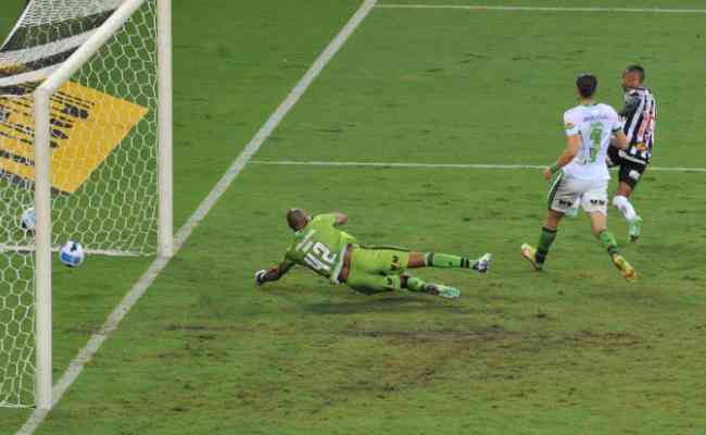 Ademir estava impedido quando marcou o gol de empate do Atlético contra o América, pela segunda rodada da Libertadores