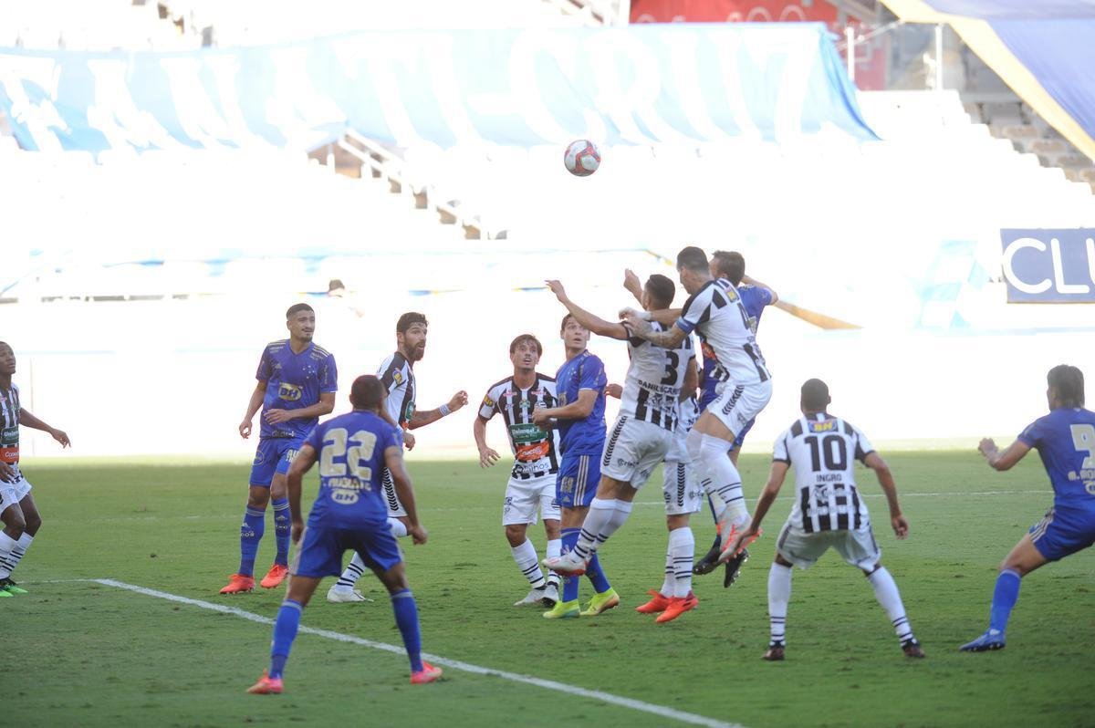 Fotos da vitria do Cruzeiro sobre o Athletic de So Joo del-Rei, por 1 a 0, no Mineiro, pela quarta rodada do Campeonato Mineiro de 2021. Marcelo Moreno, de pnalti, marcou o gol do triunfo celeste no Gigante da Pampulha