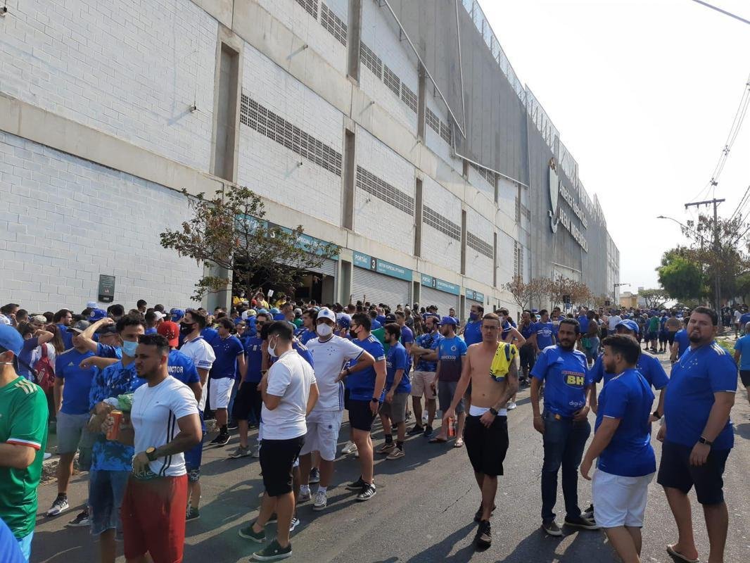 Torcida do Cruzeiro chega ao Independncia para o primeiro jogo com pblico no estdio durante a pandemia