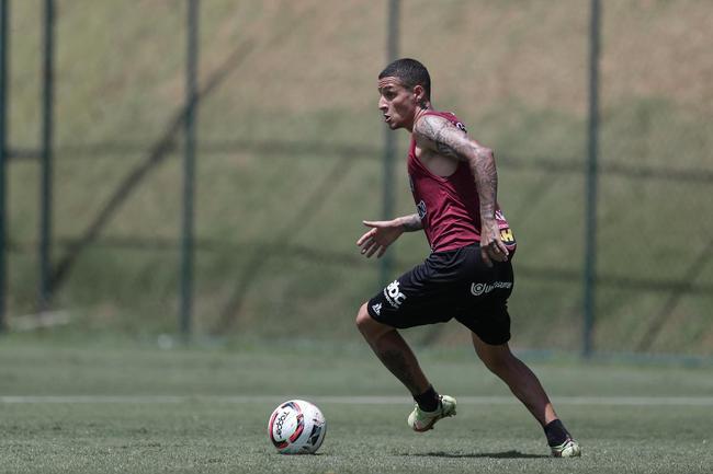 Com seriedade, mas tambm descontrao, o Atltico treinou sob sol forte na manh desta sexta-feira (21), na Cidade do Galo, em Vespasiano. Este foi o quinto dia de pr-temporada para o clube mineiro em 2022, sob o comando do tcnico argentino Antonio 'El Turco' Mohamed. Novas baixas, o volante Allan e o atacante Keno testaram positivo para COVID-19 e no participaram das atividades (ambos cumprem perodo de sete dias de isolamento social).