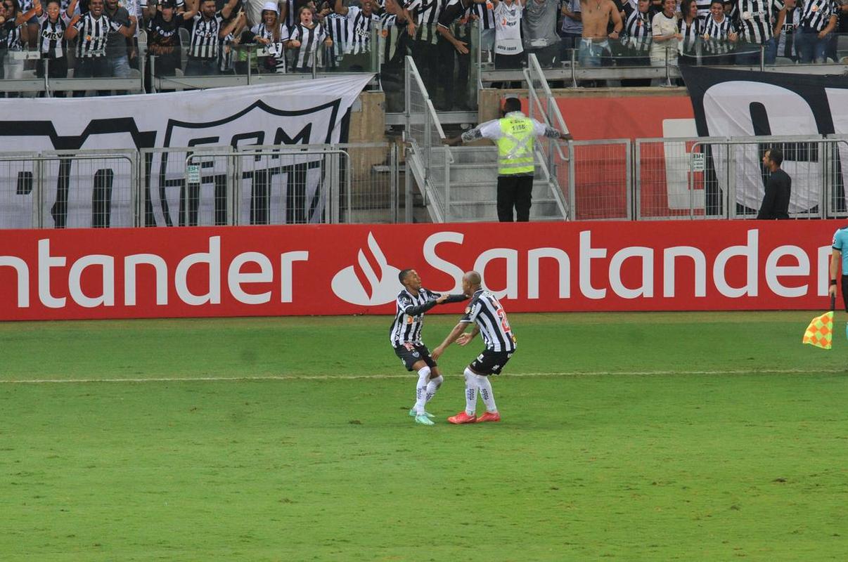 Impedido, Ademir empatou o clssico para o Atltico no Mineiro