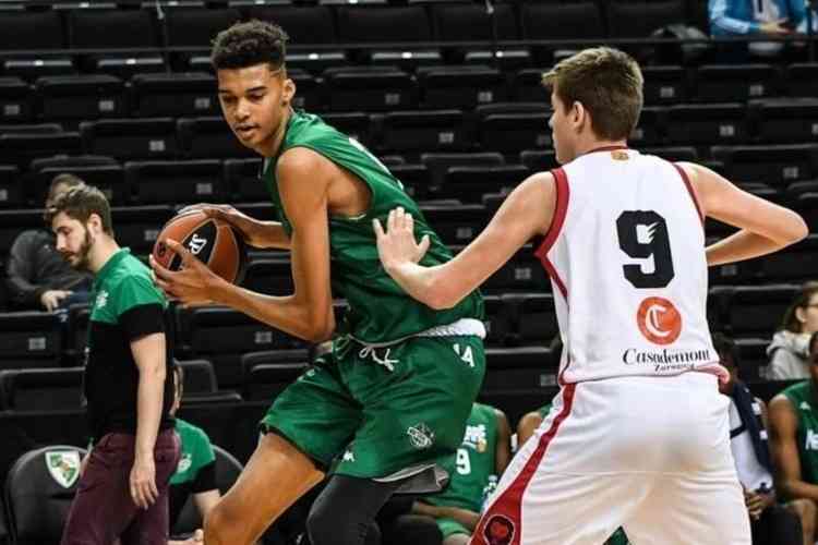 Jovem de 16 anos e 2,28 m de altura chama a atenção no basquete - Fotos -  R7 Mais Esportes