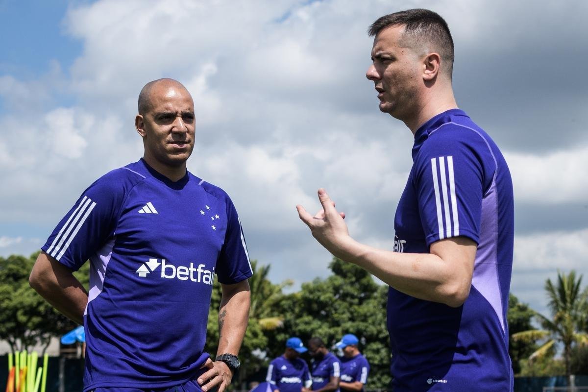 Fotos do primeiro treino do tcnico portugus Pepa no Cruzeiro