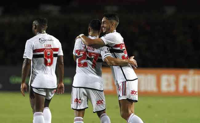 Jogadores do So Paulo comemoram gol de Wellington Rato contra o Puerto Cabello