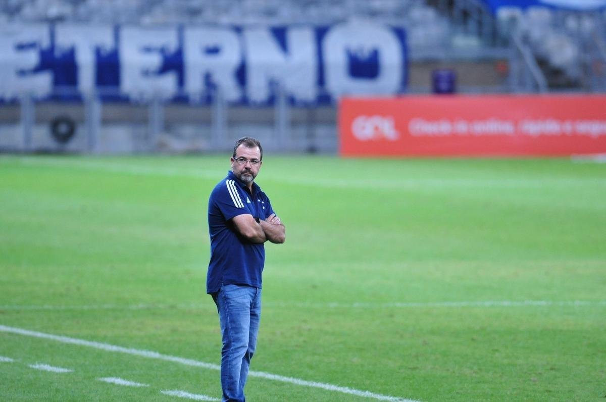 As reaes do tcnico Enderson Moreira e dos jogadores do Cruzeiro com o empate do CRB no fim do segundo tempo, em jogo no Mineiro, pela Srie B: 1 a 1.