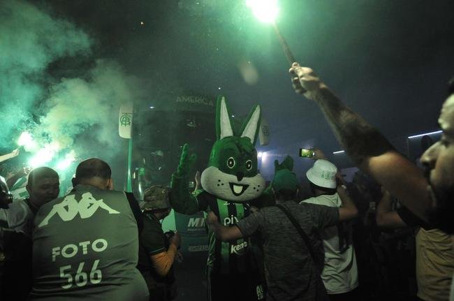 Fotos da torcida do Amrica nos arredores do Independncia, em Belo Horizonte, antes da bola rolar para o jogo contra o So Paulo, nesta quinta-feira (18). Partida valida pela volta das quartas de final da Copa do Brasil. 