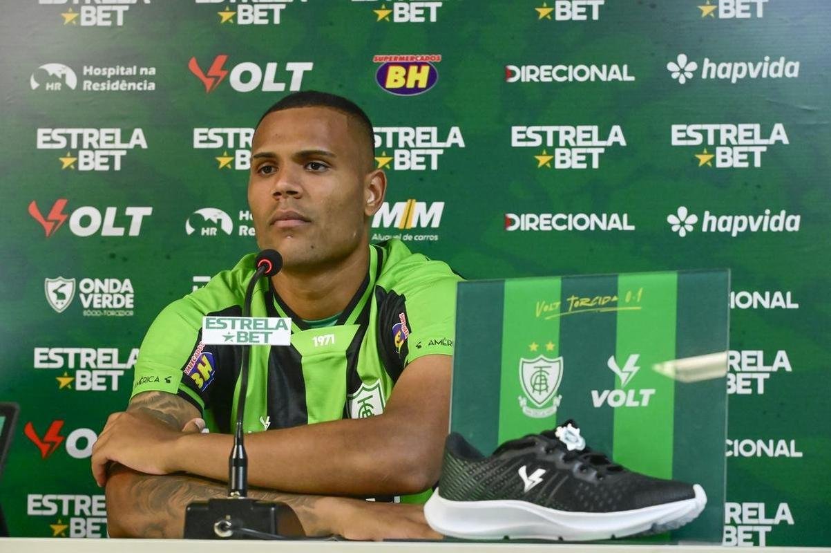 O goleiro Mateus Pasinato e o atacante Mikael foram apresentados pelo Amrica nessa quinta-feira (3/2), no CT Lanna Drumond