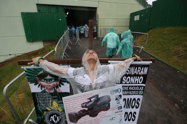 Andr Rhouglas, mineiro de Ponte Nova,  conhecido por se crucificar. O mesmo gesto foi repetido, por exemplo, no julgamento do goleiro Bruno, anos atrs, e em frente  sede da Justia Federal em Curitiba, onde so julgados os casos da operao Lava Jato. Neste sbado, ele est em Chapec para o velrio coletivo das vtimas do acidente areo com a delegao da Chape.