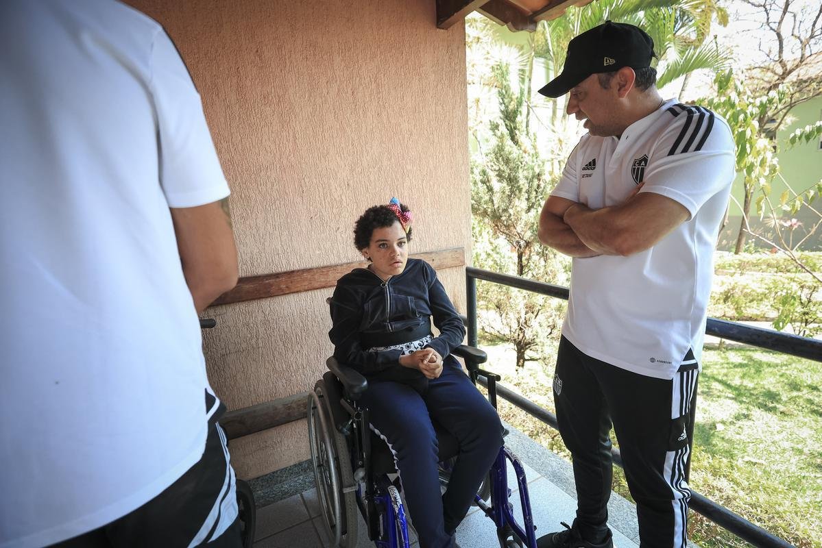 Jogadores do Atltico visitam Ncleo Assistencial Caminhos para Jesus