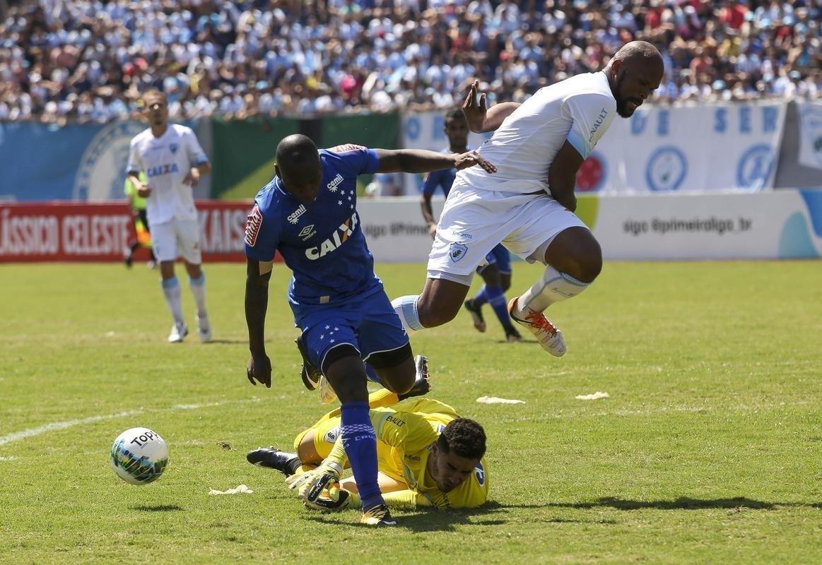 Cruzeiro chegou a abrir 2 a 0 sobre o Londrina, com gols de Lucas Silva e Sassá, mas cedeu o empate no segundo tempo e perdeu nos pênaltis por 3 a 1. Time foi eliminado na semifinal da Primeira Liga.