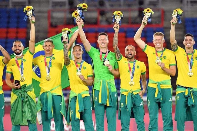 Jogadores da Sele��o Brasileira recebem a medalha de ouro pela conquista ol�mpica no futebol