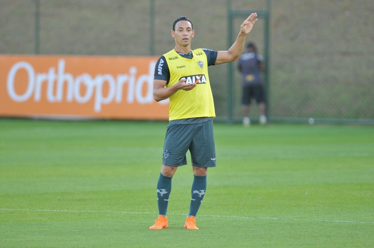 Elenco atleticano fez trabalho ttico orientado por Larghi antes de jogo-treino contra o Coimbra