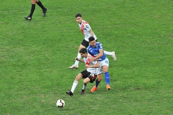 River teve boas chances no primeiro tempo e parou nas defesas de Fbio