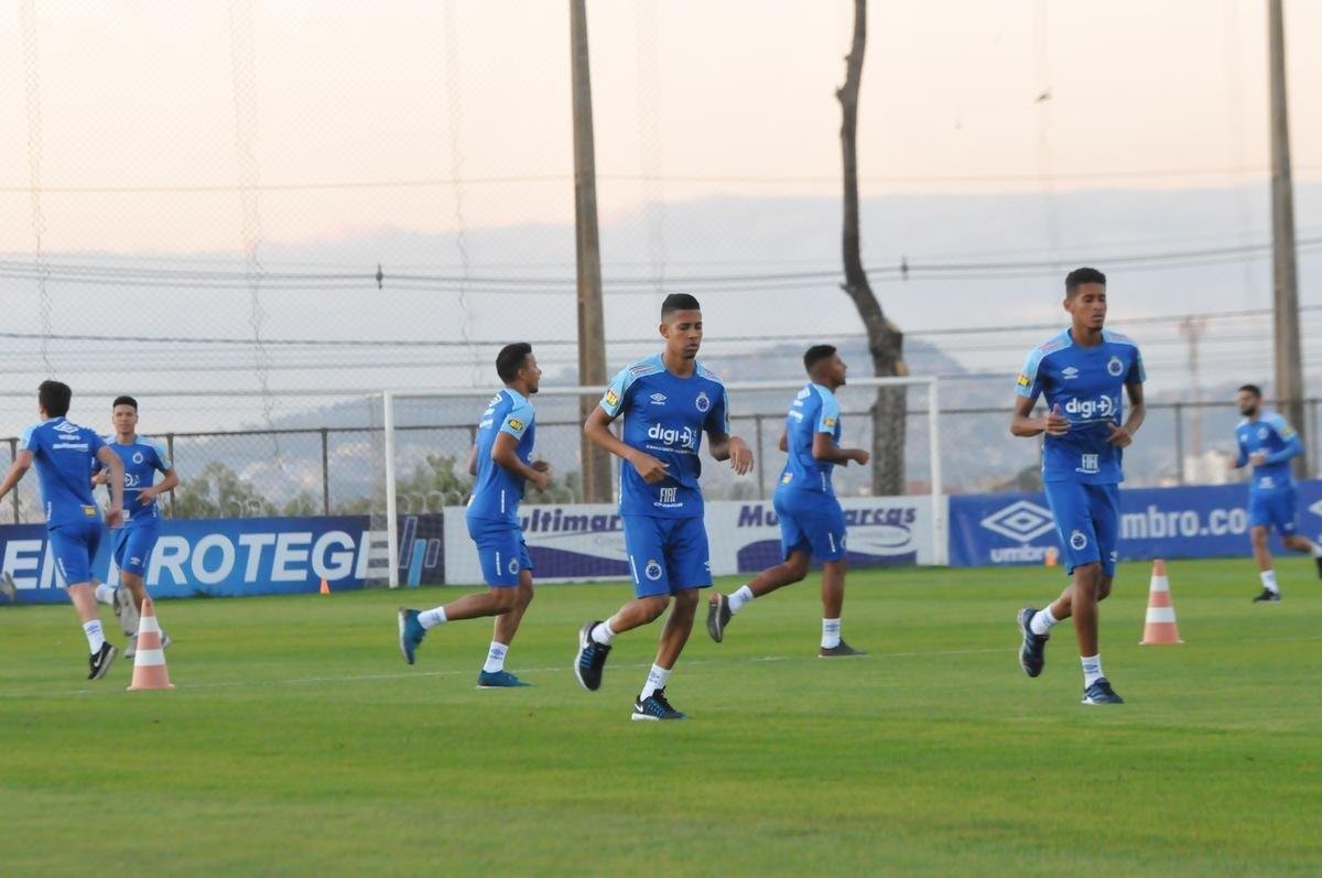 Cruzeiro iniciou sua intertemporada nesta segunda-feira na Toca da Raposa II. Tcnico Mano Menezes contou com elenco completo. Grupo agora comea preparao para decises com Atltico na Copa do Brasil, River Plate na Copa Libertadores e 29 rodadas restantes do Campeonato Brasileiro