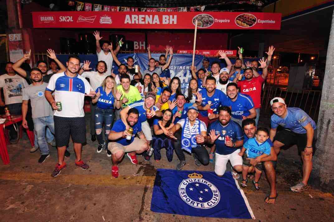 Torcedores do Cruzeiro fazem viglia de 24 horas no Mineiro para aguardar a primeira partida da final da Copa do Brasil contra o Corinthians, nesta quarta-feira, s 21h45. Evento foi divulgado na internet e reuniu dezenas de fanticos. Movimento foi lanado em 2013, antes de jogo decisivo com o Grmio, pelo Campeonato Brasileiro, e j havia se repetido em 2017 antes da deciso da Copa do Brasil.