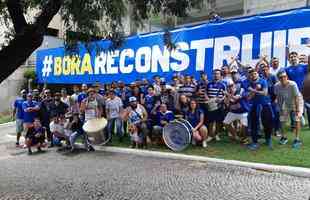 Movimentao na porta da Sede Administrativa do Cruzeiro para o lanamento do 'scio reconstruo'