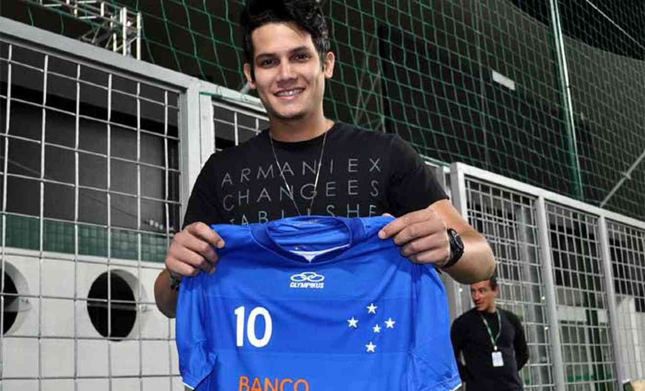 Cruzeiro divulga fotos da nova camisa branca; Samuel Rosa aparece com ela  em evento